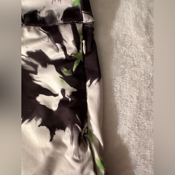 NWOT Amy Sport $160 women’s medium golf skort. Green & black print. Never worn - Picture 11 of 12